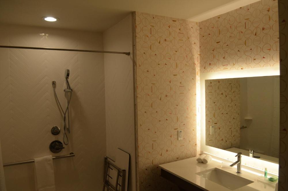Queen Room with Two Queen Beds and Mobility Accessible Bathtub interior