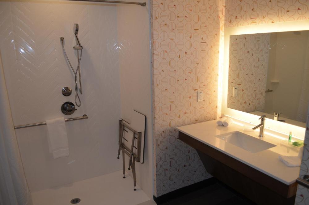 Standard Queen Room with Two Queen Beds and Roll-In Shower - Mobility Access interior